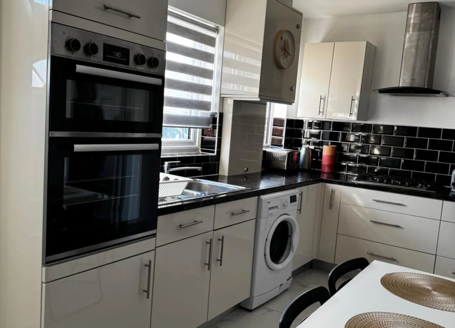 3Br, 6 X Free Off Street Parking, Cctv,Perfect For Business Trip & Families Holiday & Working Proffesional-Long Term,M1 J25-10Min ,Wi-Fi 500Mb,Netflix,Secure Huge Private Garden,Fully Equiped Kitchen,Few Local Shops- Peaceful & Convenient, Nottingham 0*,