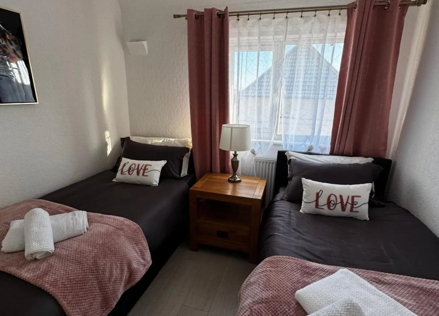 3Br, 6 X Free Off Street Parking, Cctv,Perfect For Business Trip & Families Holiday & Working Proffesional-Long Term,M1 J25-10Min ,Wi-Fi 500Mb,Netflix,Secure Huge Private Garden,Fully Equiped Kitchen,Few Local Shops- Peaceful & Convenient, Nottingham Vakantiehuis