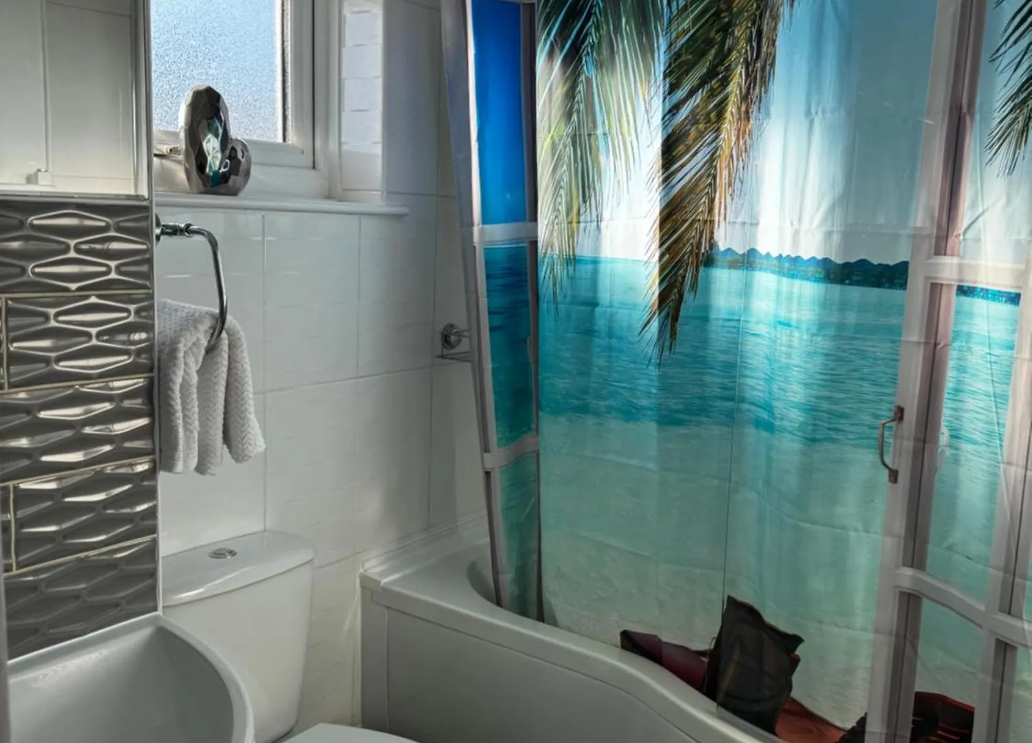 3Br, 6 X Free Off Street Parking, Cctv,Perfect For Business Trip & Families Holiday & Working Proffesional-Long Term,M1 J25-10Min ,Wi-Fi 500Mb,Netflix,Secure Huge Private Garden,Fully Equiped Kitchen,Few Local Shops- Peaceful & Convenient, Nottingham Vakantiehuis