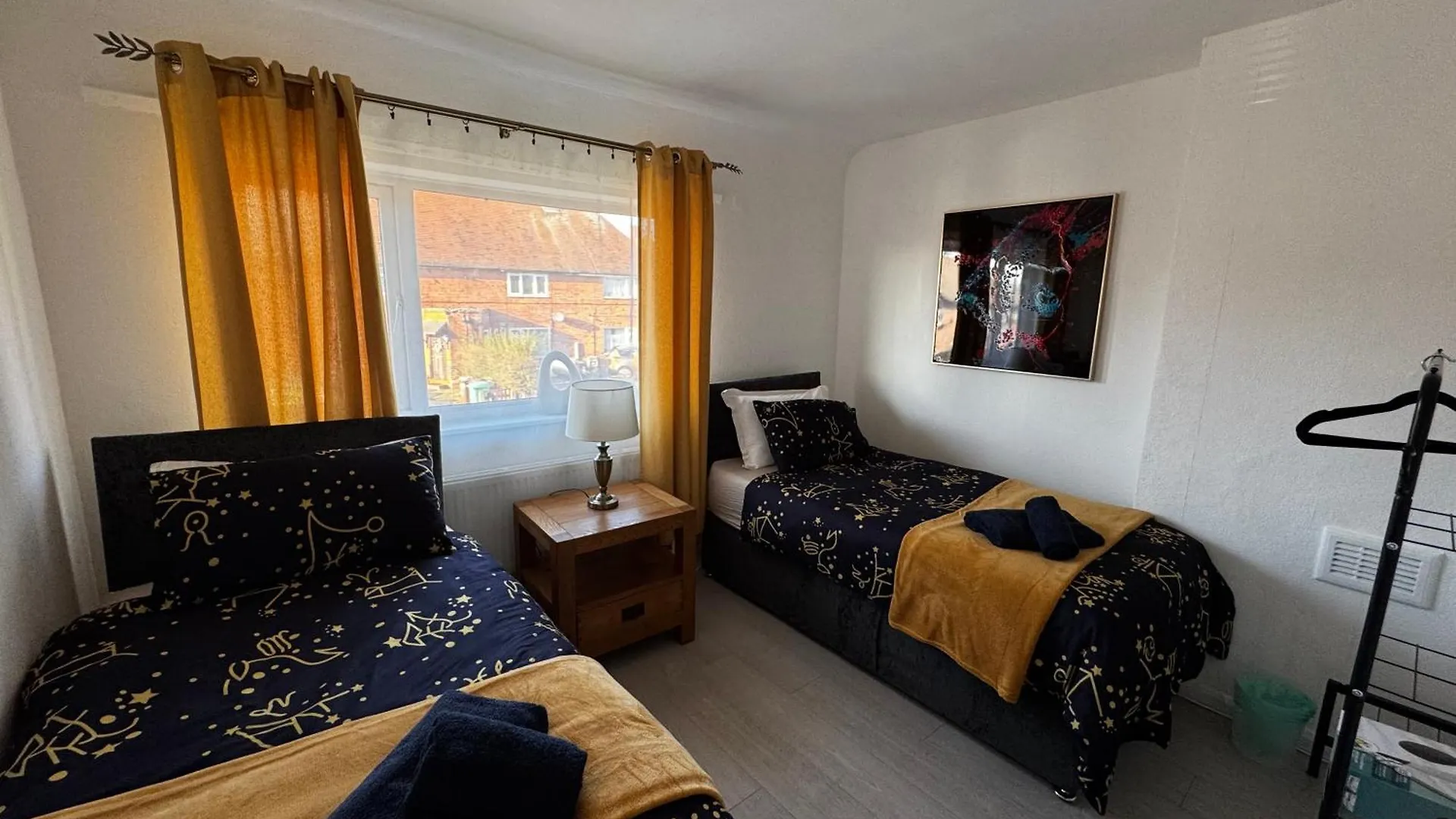 Vakantiehuis 3Br, 6 X Free Off Street Parking, Cctv,Perfect For Business Trip & Families Holiday & Working Proffesional-Long Term,M1 J25-10Min ,Wi-Fi 500Mb,Netflix,Secure Huge Private Garden,Fully Equiped Kitchen,Few Local Shops- Peaceful & Convenient, Nottingham Verenigd Koninkrijk