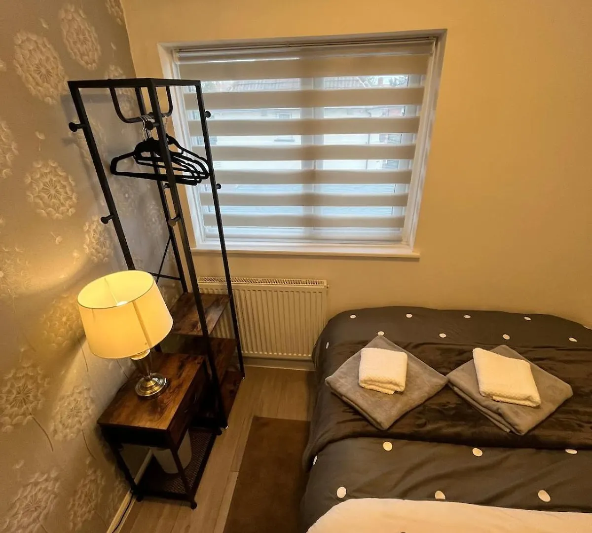 3Br, 6 X Free Off Street Parking, Cctv,Perfect For Business Trip & Families Holiday & Working Proffesional-Long Term,M1 J25-10Min ,Wi-Fi 500Mb,Netflix,Secure Huge Private Garden,Fully Equiped Kitchen,Few Local Shops- Peaceful & Convenient, Nottingham