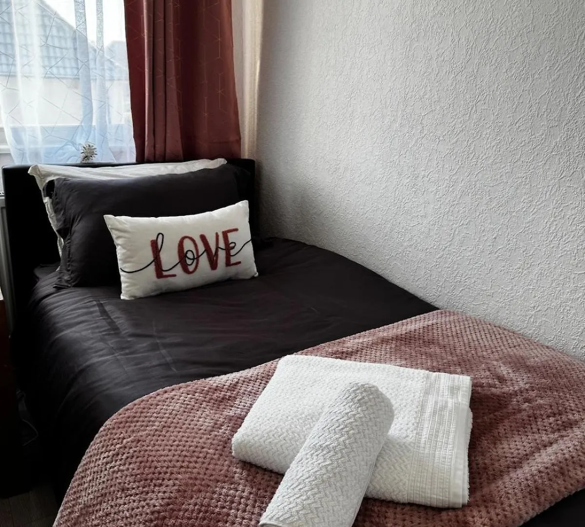 3Br, 6 X Free Off Street Parking, Cctv,Perfect For Business Trip & Families Holiday & Working Proffesional-Long Term,M1 J25-10Min ,Wi-Fi 500Mb,Netflix,Secure Huge Private Garden,Fully Equiped Kitchen,Few Local Shops- Peaceful & Convenient, Nottingham