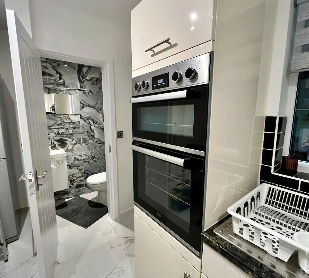 Vakantiehuis 3Br, 6 X Free Off Street Parking, Cctv,Perfect For Business Trip & Families Holiday & Working Proffesional-Long Term,M1 J25-10Min ,Wi-Fi 500Mb,Netflix,Secure Huge Private Garden,Fully Equiped Kitchen,Few Local Shops- Peaceful & Convenient, Nottingham Verenigd Koninkrijk