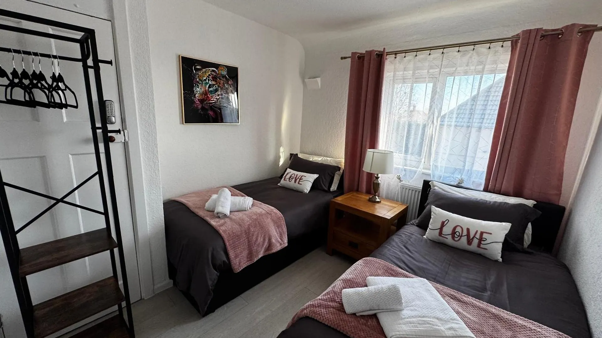 Дом отдыха 3Br, 6 X Free Off Street Parking, Cctv,Perfect For Business Trip & Families Holiday & Working Proffesional-Long Term,M1 J25-10Min ,Wi-Fi 500Mb,Netflix,Secure Huge Private Garden,Fully Equiped Kitchen,Few Local Shops- Peaceful & Convenient, Ноттингем