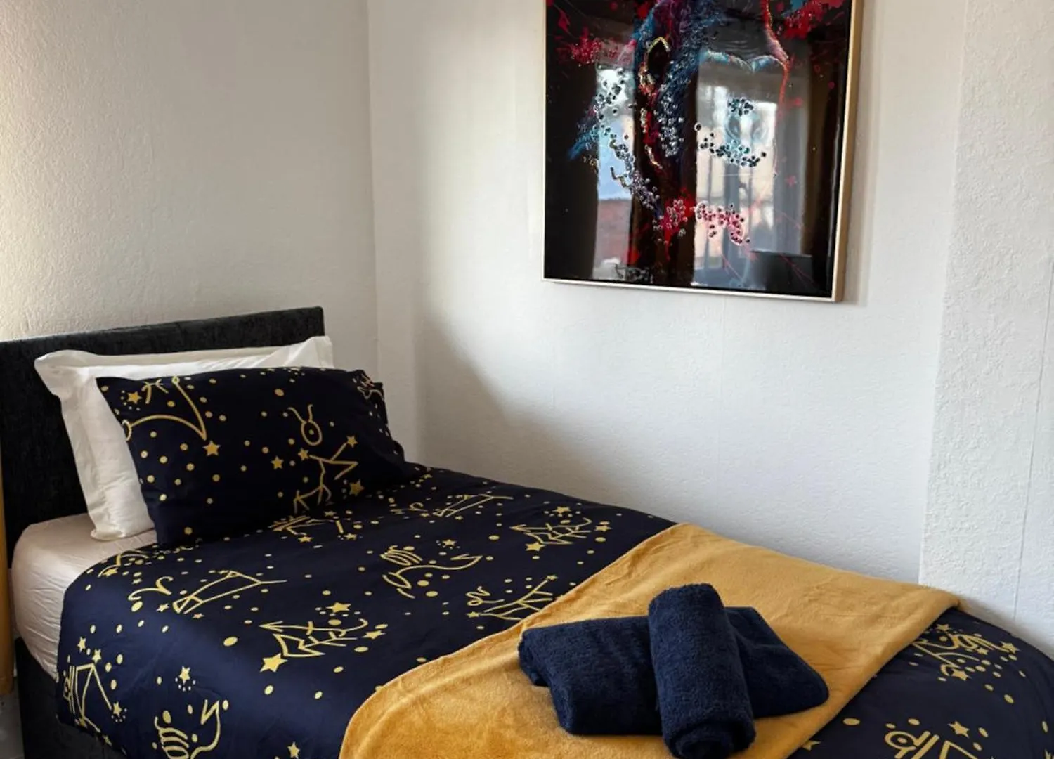 3Br, 6 X Free Off Street Parking, Cctv,Perfect For Business Trip & Families Holiday & Working Proffesional-Long Term,M1 J25-10Min ,Wi-Fi 500Mb,Netflix,Secure Huge Private Garden,Fully Equiped Kitchen,Few Local Shops- Peaceful & Convenient, Ноттингем 0*,