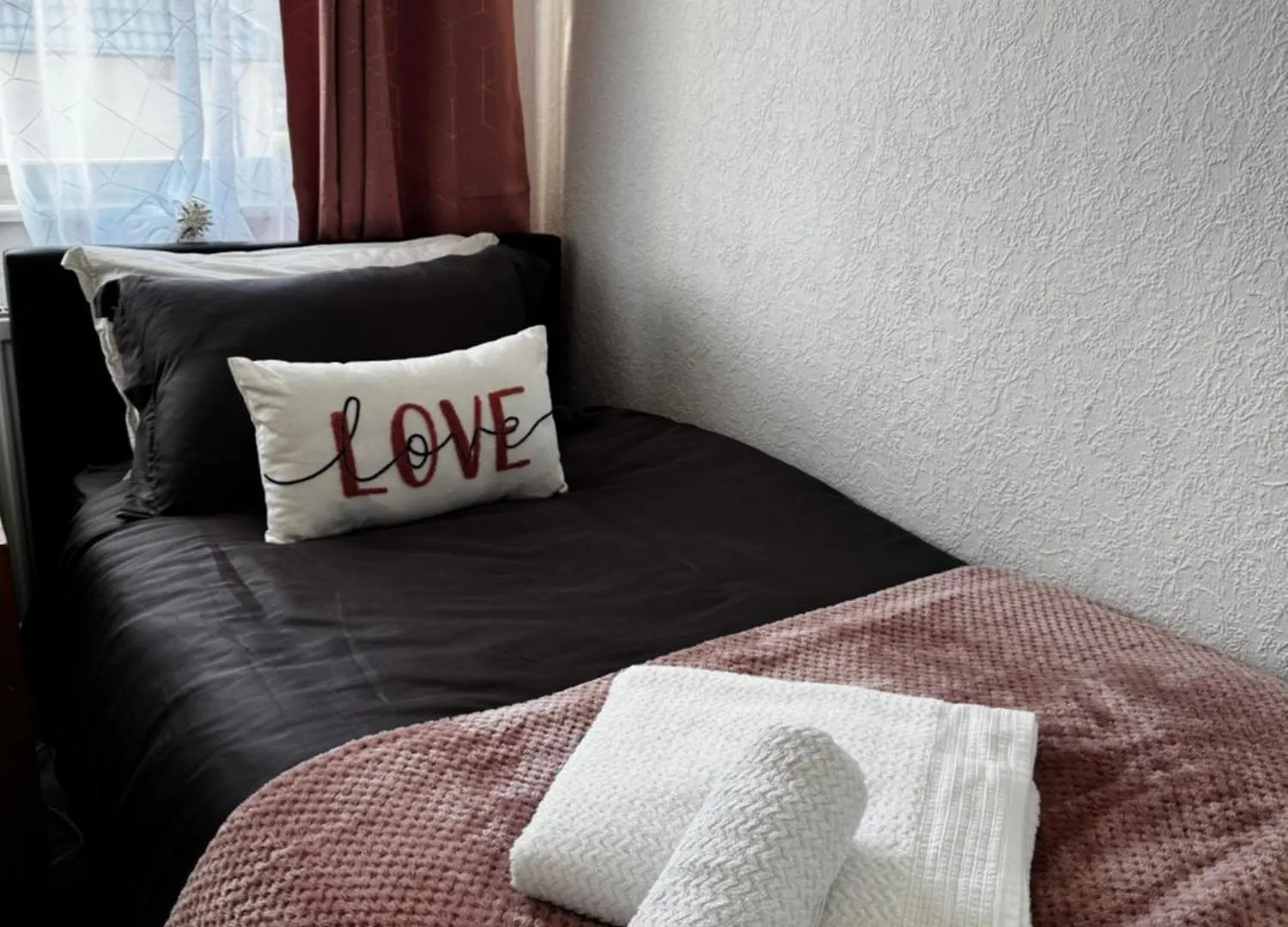 Дом отдыха 3Br, 6 X Free Off Street Parking, Cctv,Perfect For Business Trip & Families Holiday & Working Proffesional-Long Term,M1 J25-10Min ,Wi-Fi 500Mb,Netflix,Secure Huge Private Garden,Fully Equiped Kitchen,Few Local Shops- Peaceful & Convenient, Ноттингем