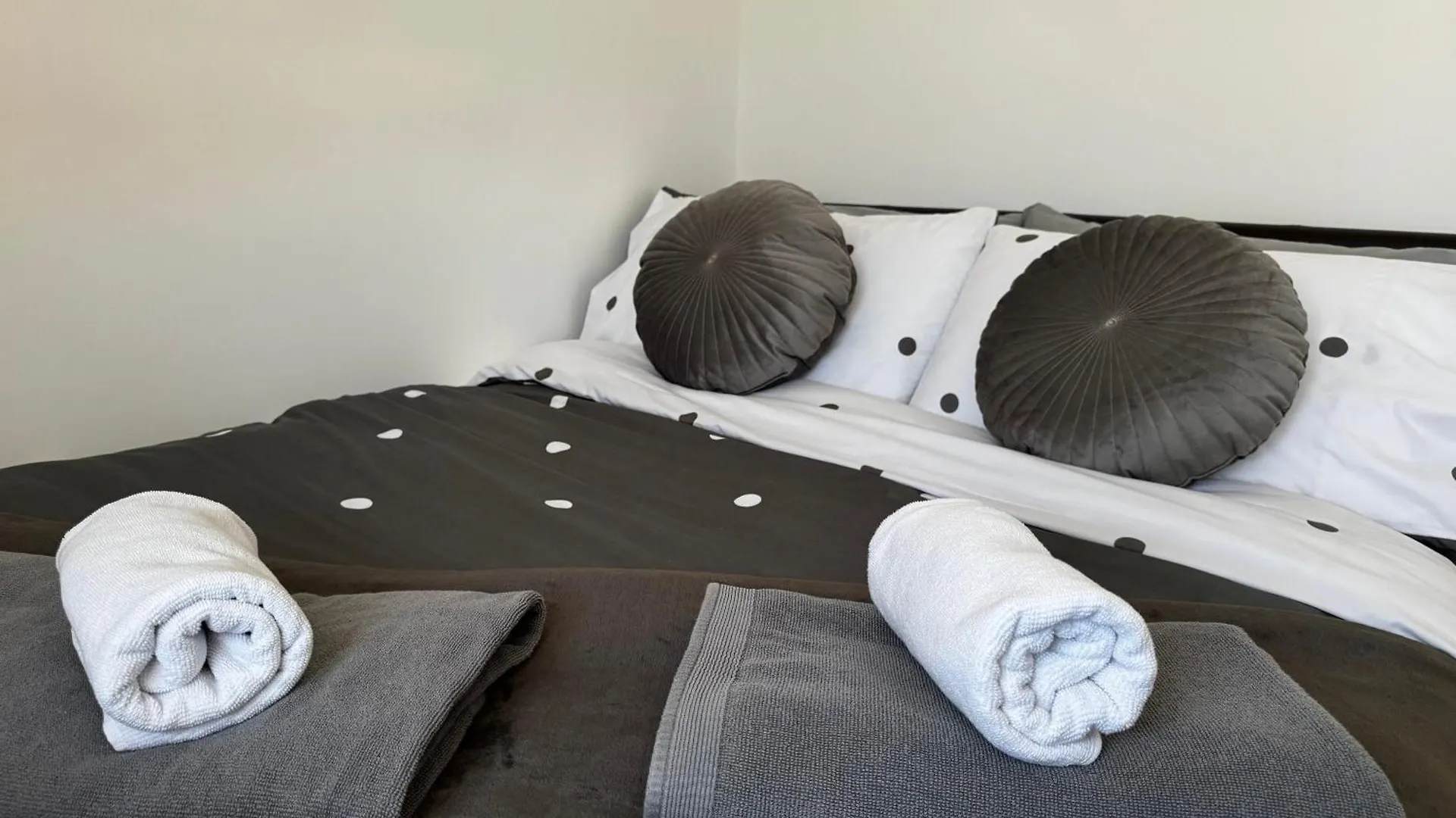 3Br, 6 X Free Off Street Parking, Cctv,Perfect For Business Trip & Families Holiday & Working Proffesional-Long Term,M1 J25-10Min ,Wi-Fi 500Mb,Netflix,Secure Huge Private Garden,Fully Equiped Kitchen,Few Local Shops- Peaceful & Convenient, Ноттингем Дом отдыха