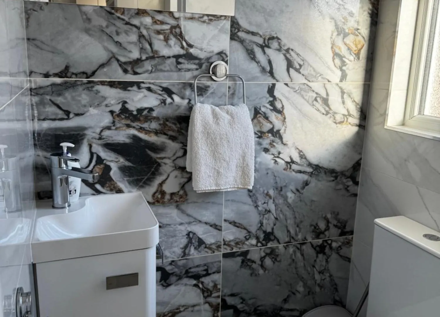 3Br, 6 X Free Off Street Parking, Cctv,Perfect For Business Trip & Families Holiday & Working Proffesional-Long Term,M1 J25-10Min ,Wi-Fi 500Mb,Netflix,Secure Huge Private Garden,Fully Equiped Kitchen,Few Local Shops- Peaceful & Convenient, Ноттингем
