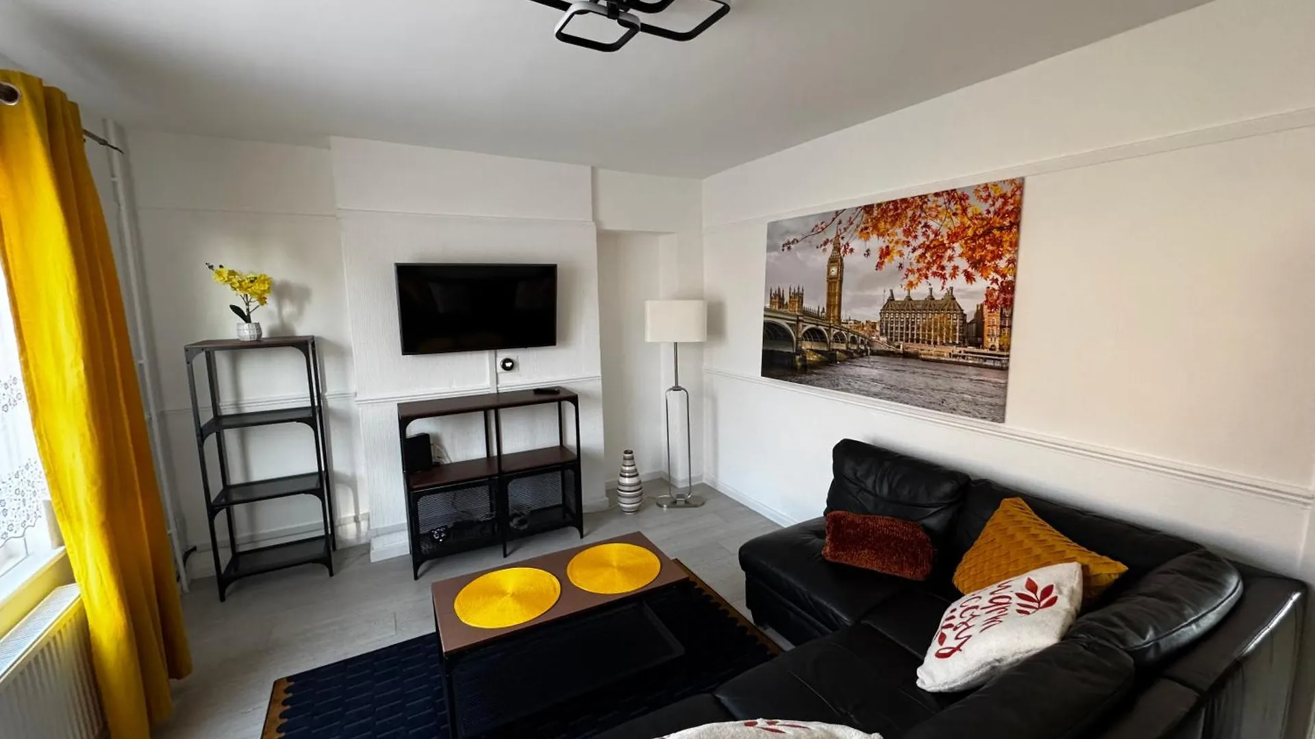 3Br, 6 X Free Off Street Parking, Cctv,Perfect For Business Trip & Families Holiday & Working Proffesional-Long Term,M1 J25-10Min ,Wi-Fi 500Mb,Netflix,Secure Huge Private Garden,Fully Equiped Kitchen,Few Local Shops- Peaceful & Convenient, Ноттингем