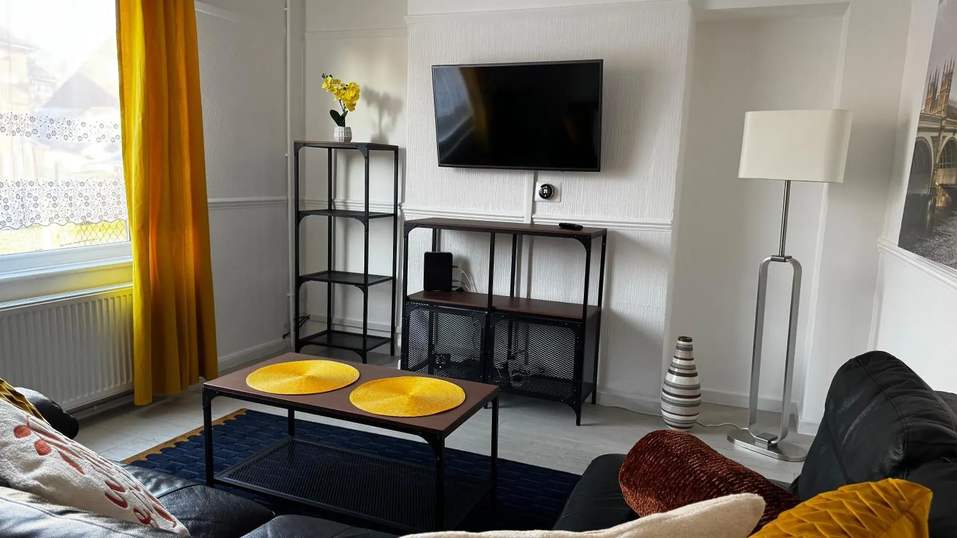 3Br, 6 X Free Off Street Parking, Cctv,Perfect For Business Trip & Families Holiday & Working Proffesional-Long Term,M1 J25-10Min ,Wi-Fi 500Mb,Netflix,Secure Huge Private Garden,Fully Equiped Kitchen,Few Local Shops- Peaceful & Convenient, Ноттингем