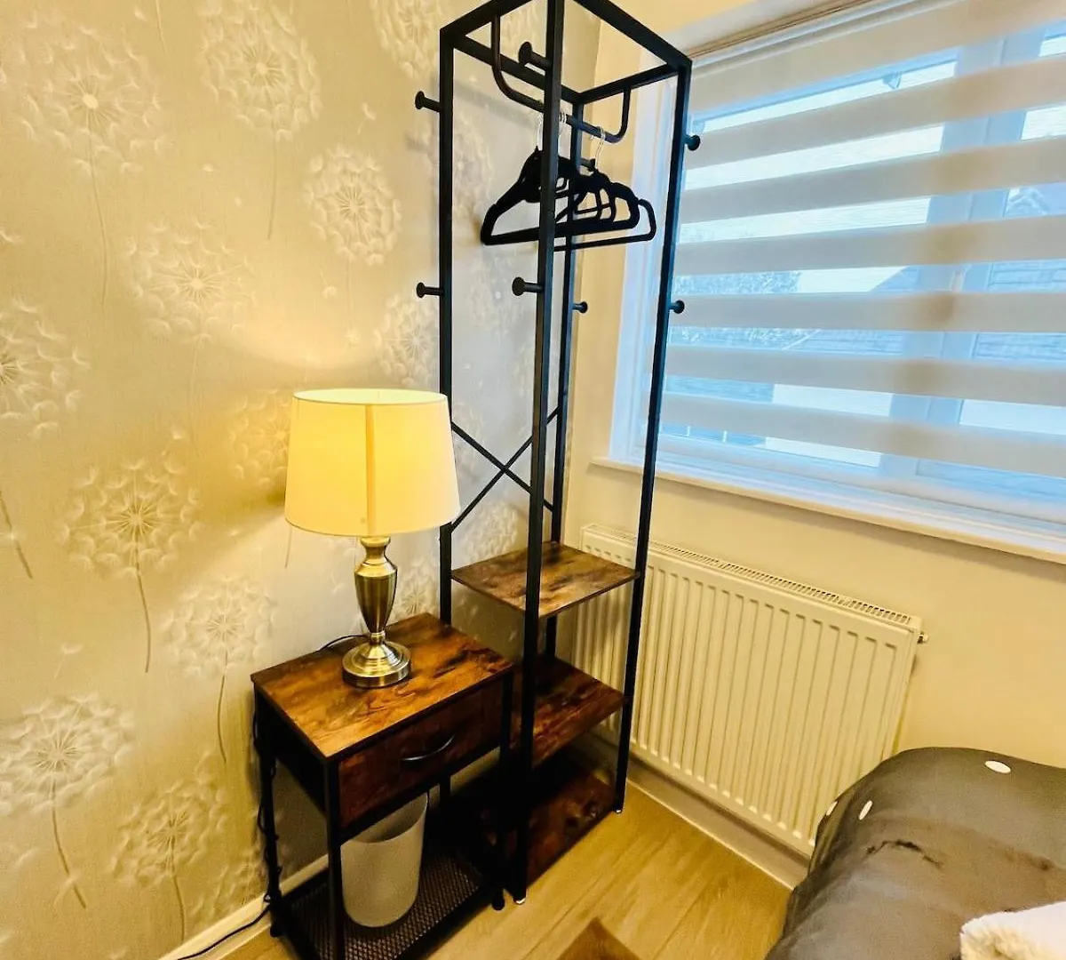 Дом отдыха 3Br, 6 X Free Off Street Parking, Cctv,Perfect For Business Trip & Families Holiday & Working Proffesional-Long Term,M1 J25-10Min ,Wi-Fi 500Mb,Netflix,Secure Huge Private Garden,Fully Equiped Kitchen,Few Local Shops- Peaceful & Convenient, Ноттингем