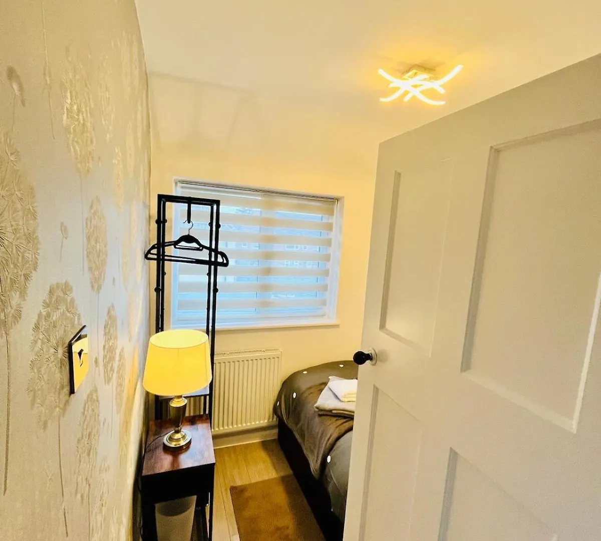 3Br, 6 X Free Off Street Parking, Cctv,Perfect For Business Trip & Families Holiday & Working Proffesional-Long Term,M1 J25-10Min ,Wi-Fi 500Mb,Netflix,Secure Huge Private Garden,Fully Equiped Kitchen,Few Local Shops- Peaceful & Convenient, Ноттингем Великобритания